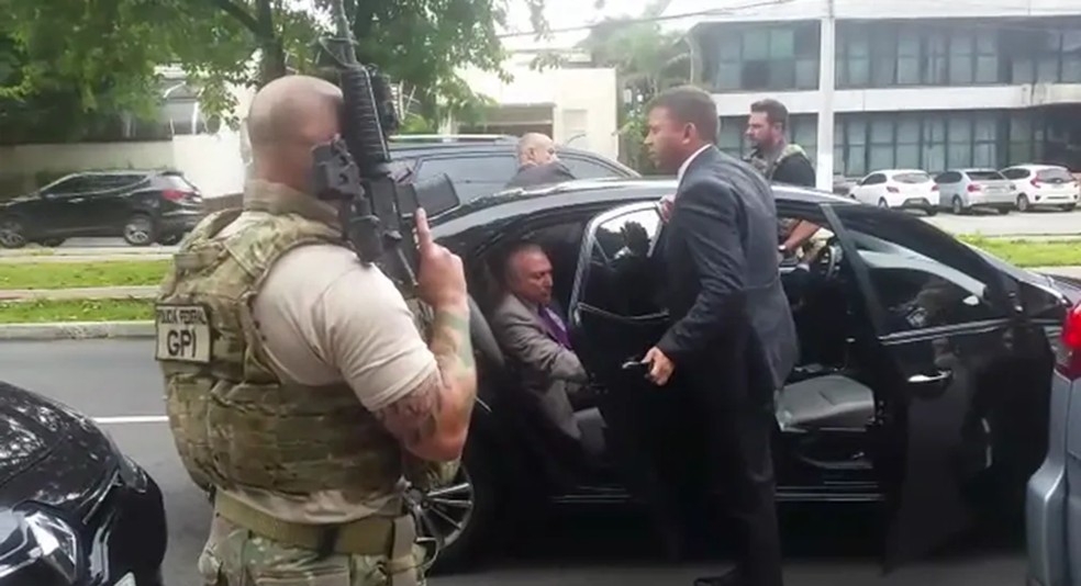 Ex-presidente Michel Temer ao ser abordado e preso pela Polícia Federal, em 2019 — Foto: Reprodução/TV Globo
