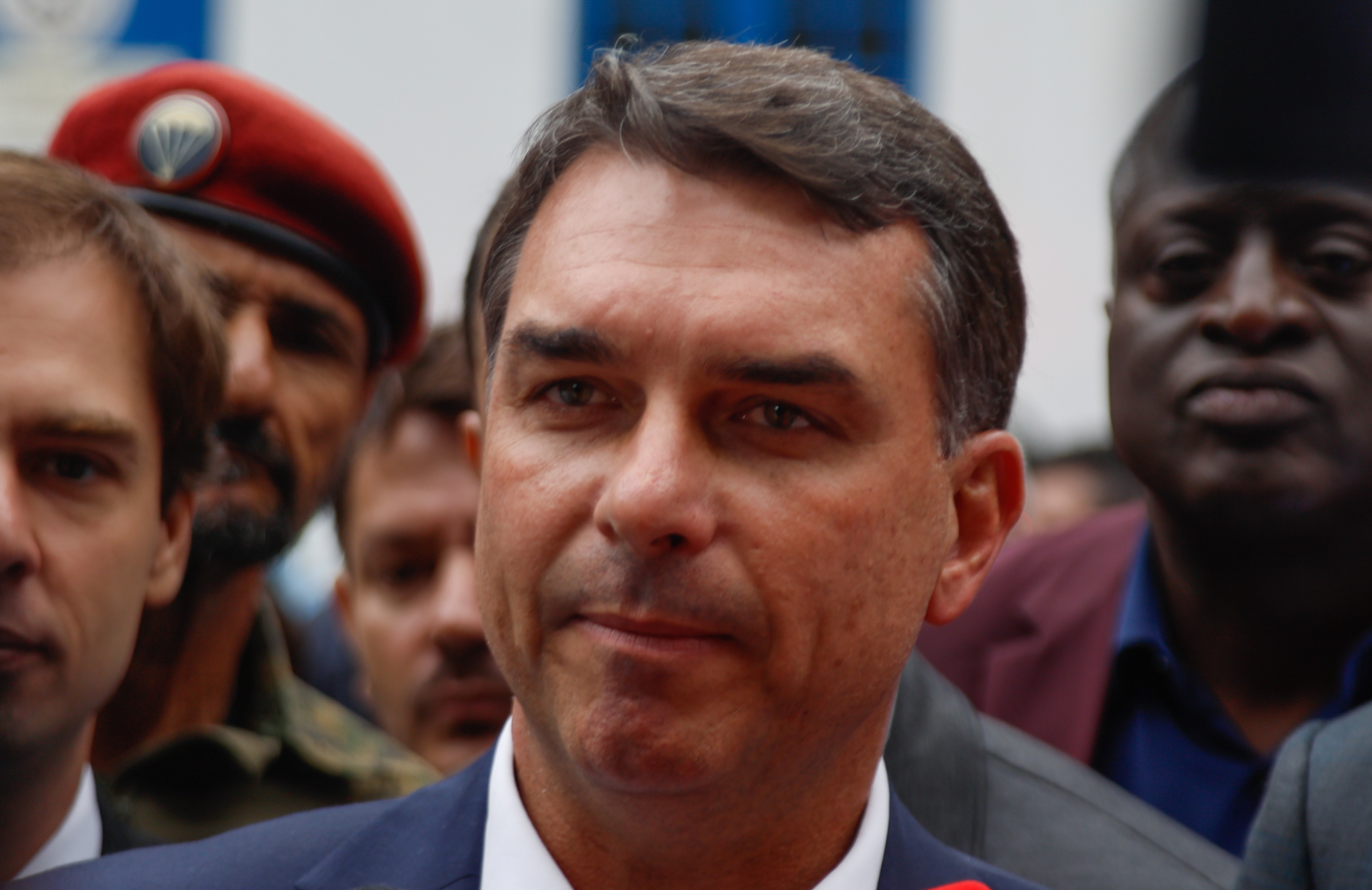 Flávio Bolsonaro defende flexibilizar normas ambientais para construção de resorts na Costa Verde do RJ - QTU Questões do Universo