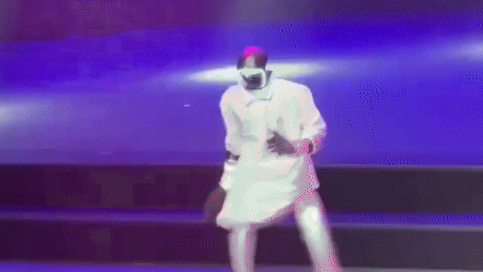 VÍDEO: Robô tenta dançar igual Michael Jackson em apresentação na China, mas acaba caindo e 