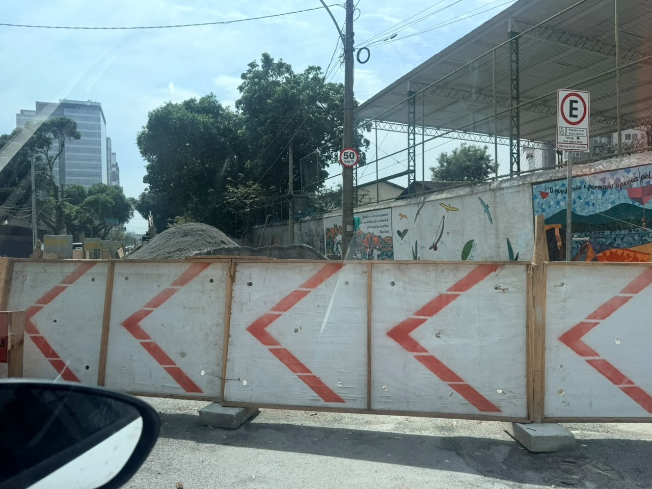 Obra em via próxima a rodoviária do Rio prejudica motoristas e pedestres - Foto