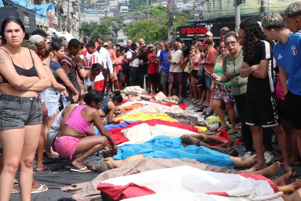 Moradores levam dezenas de corpos à praça da Penha após operação mais letal do Rio de Janeiro — Foto: José Lucena/Thenews2/Agência O Globo