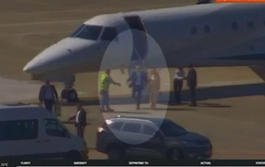 Imagem mostra Alexandre de Moraes e esposa desembarcando de avião ligado a Daniel Vorcaro