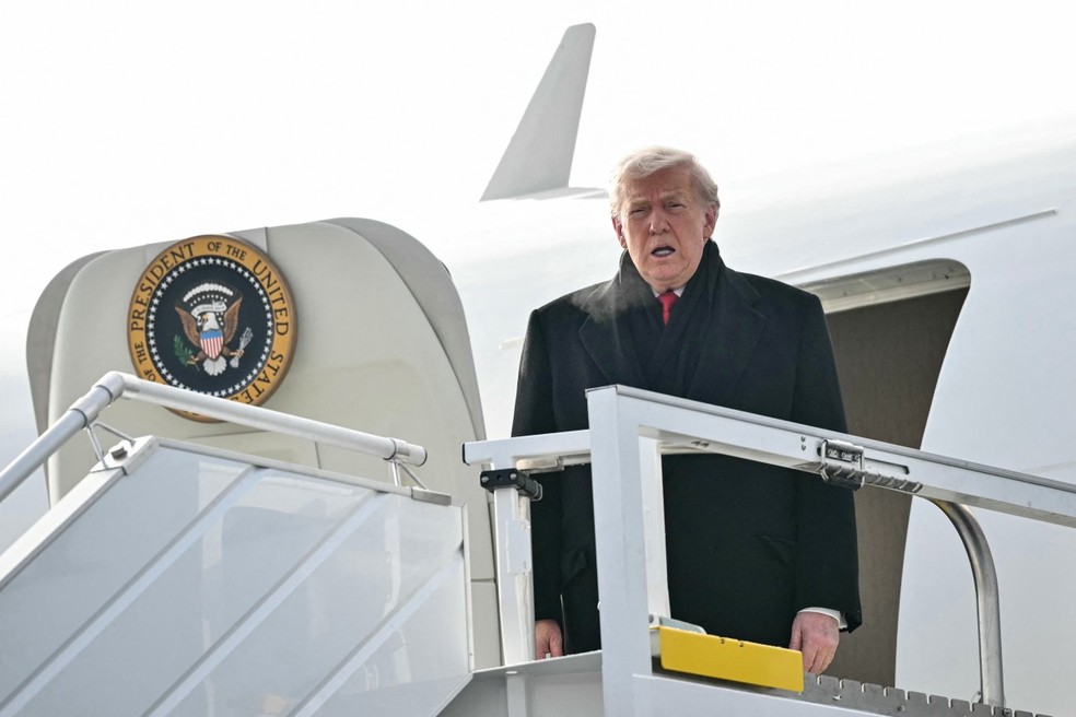 Donald Trump desembarca de avião presidencial na Suíça. — Foto: Mandel Nigan/AFP