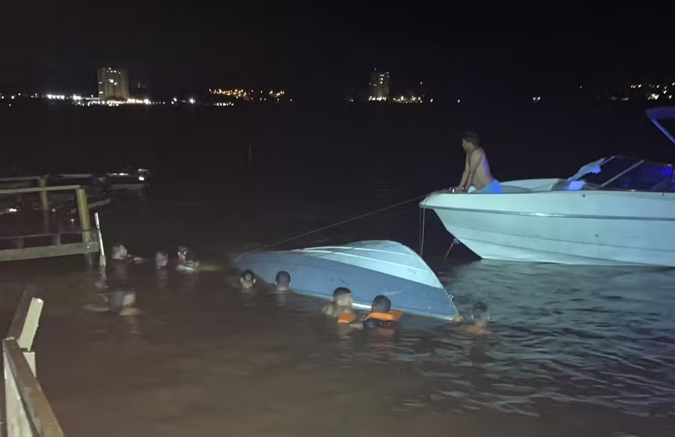 Resgate de vítimas de acidente com lancha entre Rifaina e Sacramento — Foto: Reprodução/Redes Sociais