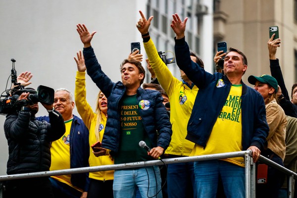 Nikolas Ferreira ao lado de Flávio Bolsonaro em ato do 7 de Setembro, em São Paulo — Foto: Aloisio Mauricio/Fotoarena/Agência O Globo