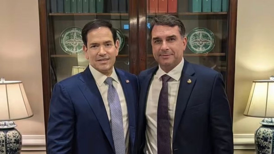 Marco Rubio, Secretário de Estado dos EUA, ao lado do senador Flávio Bolsonaro (PL).