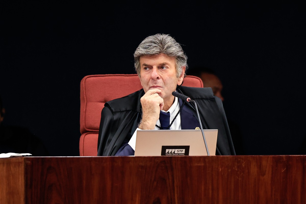 Ministros mostram sinais de cansaço durante fala de Fux, que já ultrapassa tempo do voto de Moraes