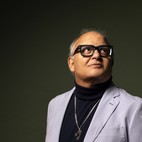 Guilherme Arantes celebra 50 anos de carreira com novo disco e turnê: 'Componho para a posteridade'