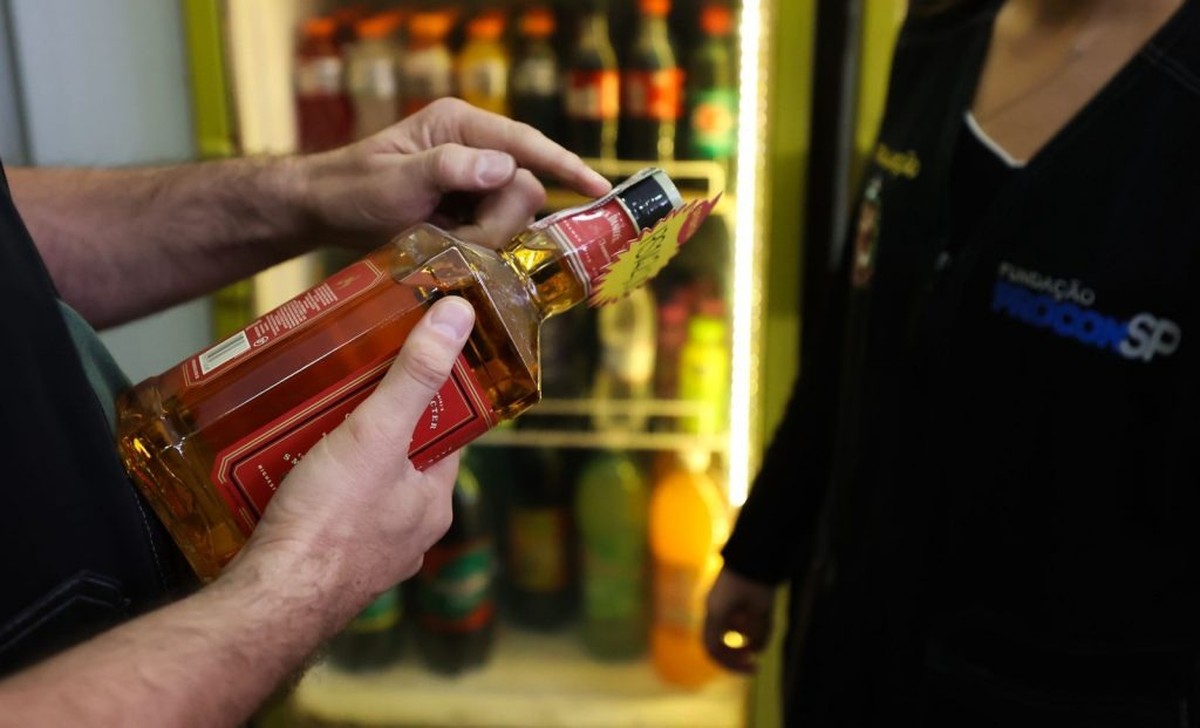 Polícia prende dois homens e apreende mais de 70 mil recipientes em adegas na Santa Ifigênia (SP)