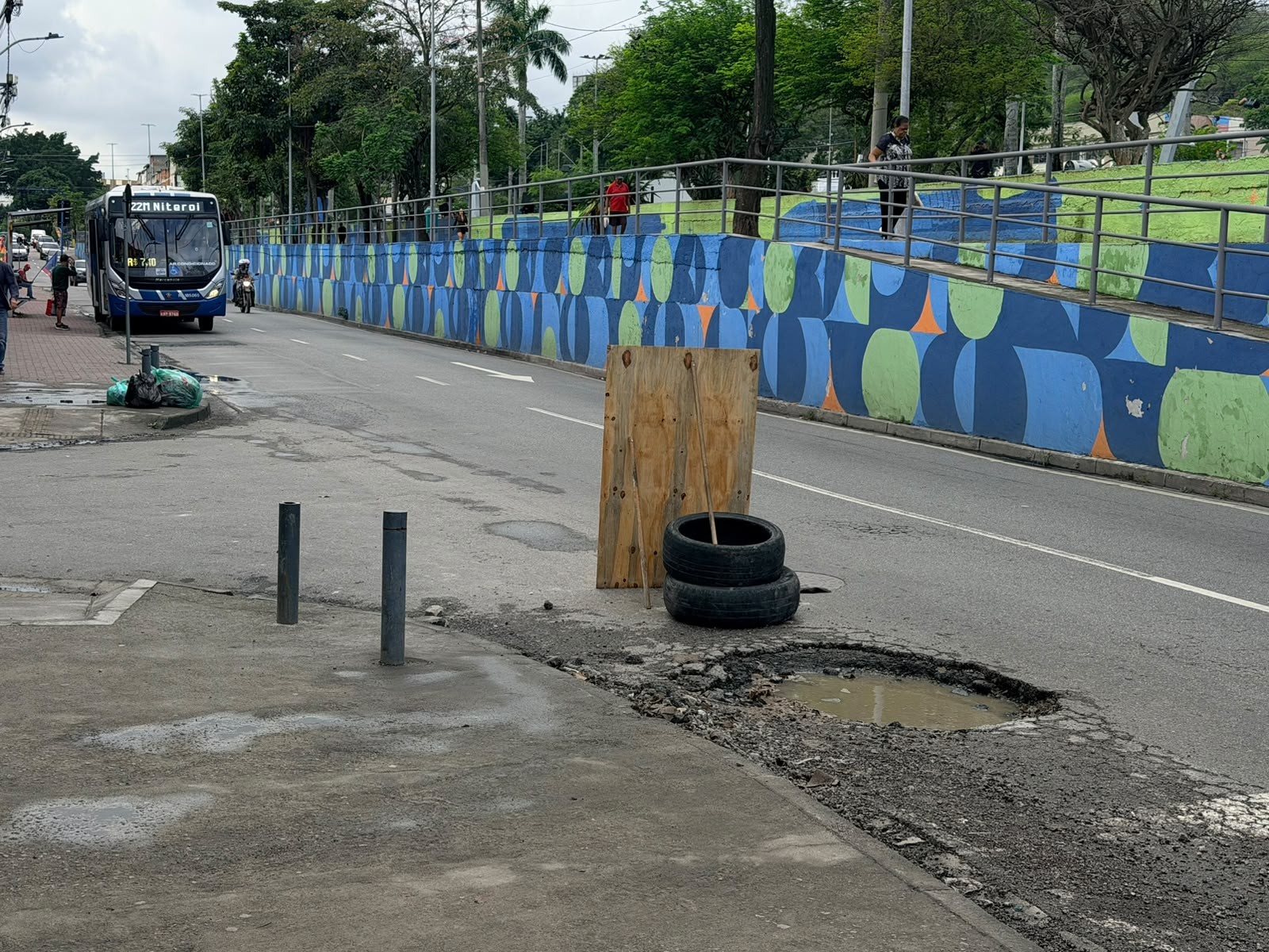 Buracos no asfalto do corredor de mobilidade causam transtornos e prejuízos em São Gonçalo (RJ)