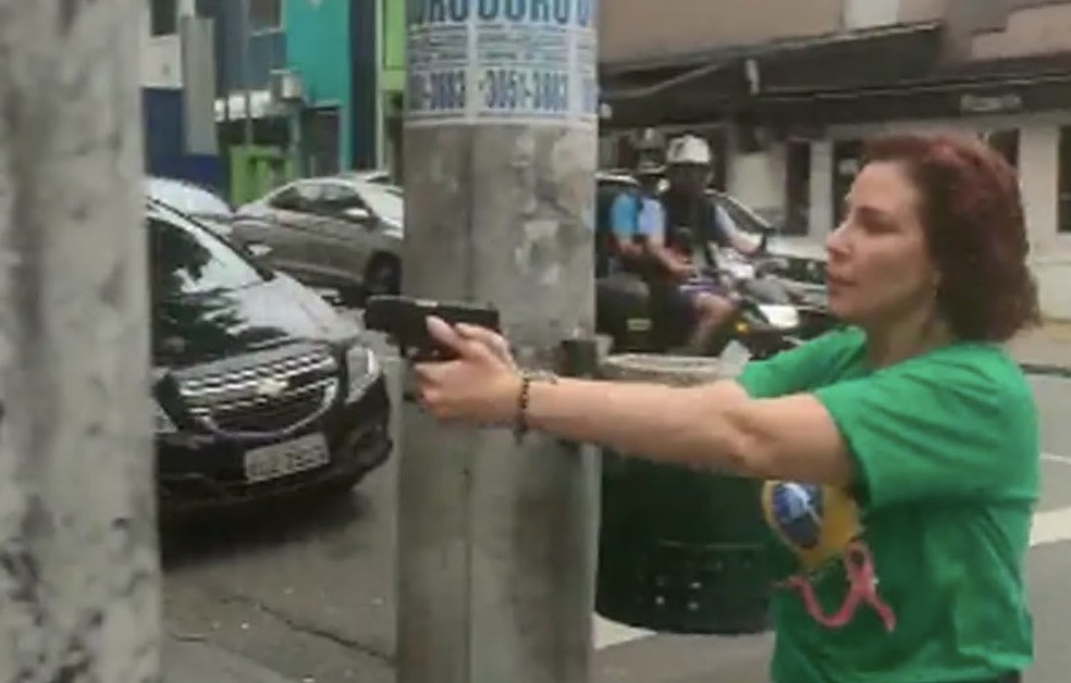 Deputada federal Carla Zambelli (PL) com arma apontada homem em São Paulo, em 2022 — Foto: Reprodução