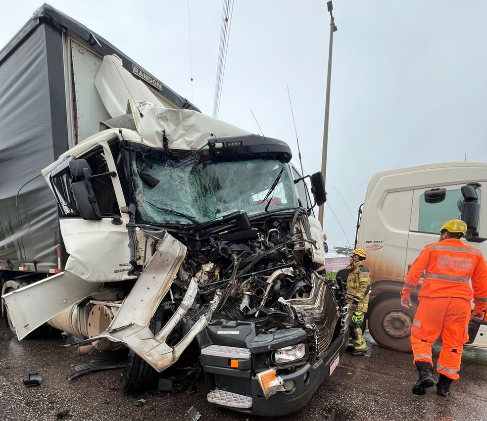 Colisão na BR 381, km 502, em Betim, deixou 8 feridos — Foto: Corpo de Bombeiros/Divulgação