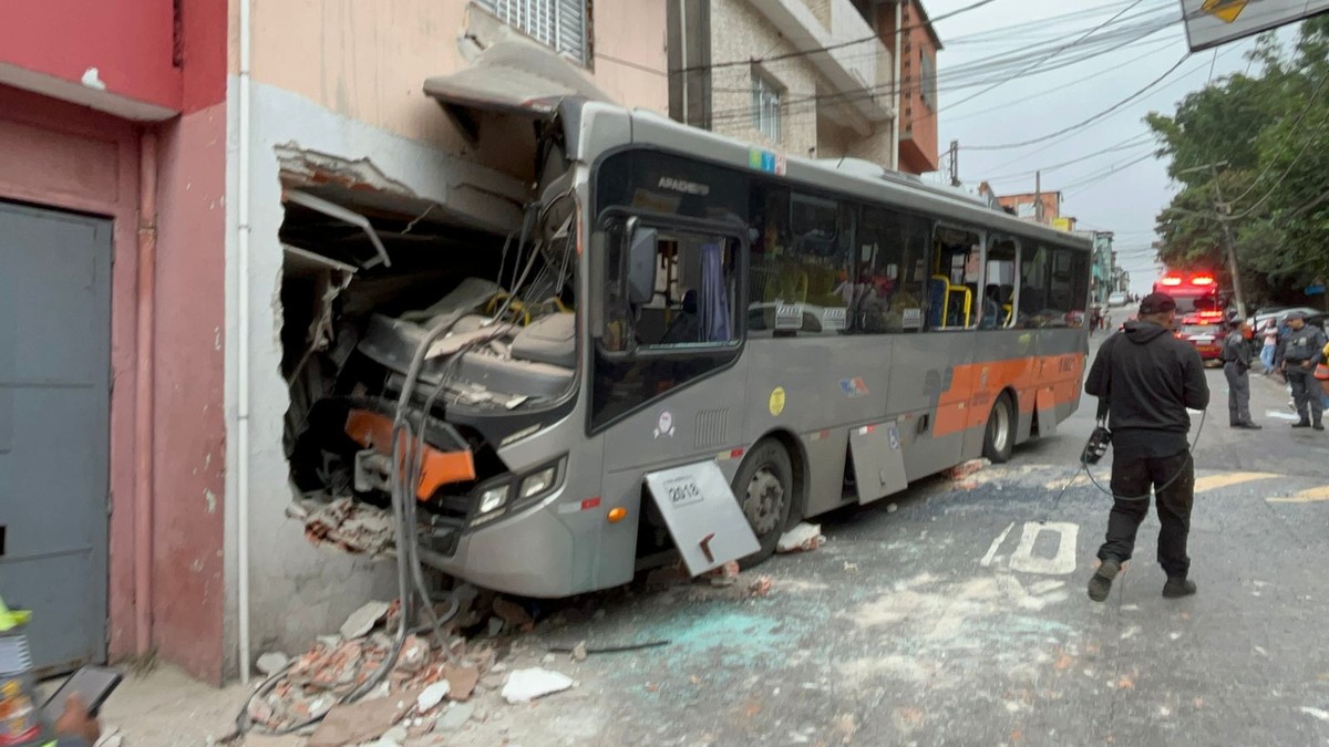 Ônibus atinge casa na Zona Oeste de SP e deixa ao menos oito feridos