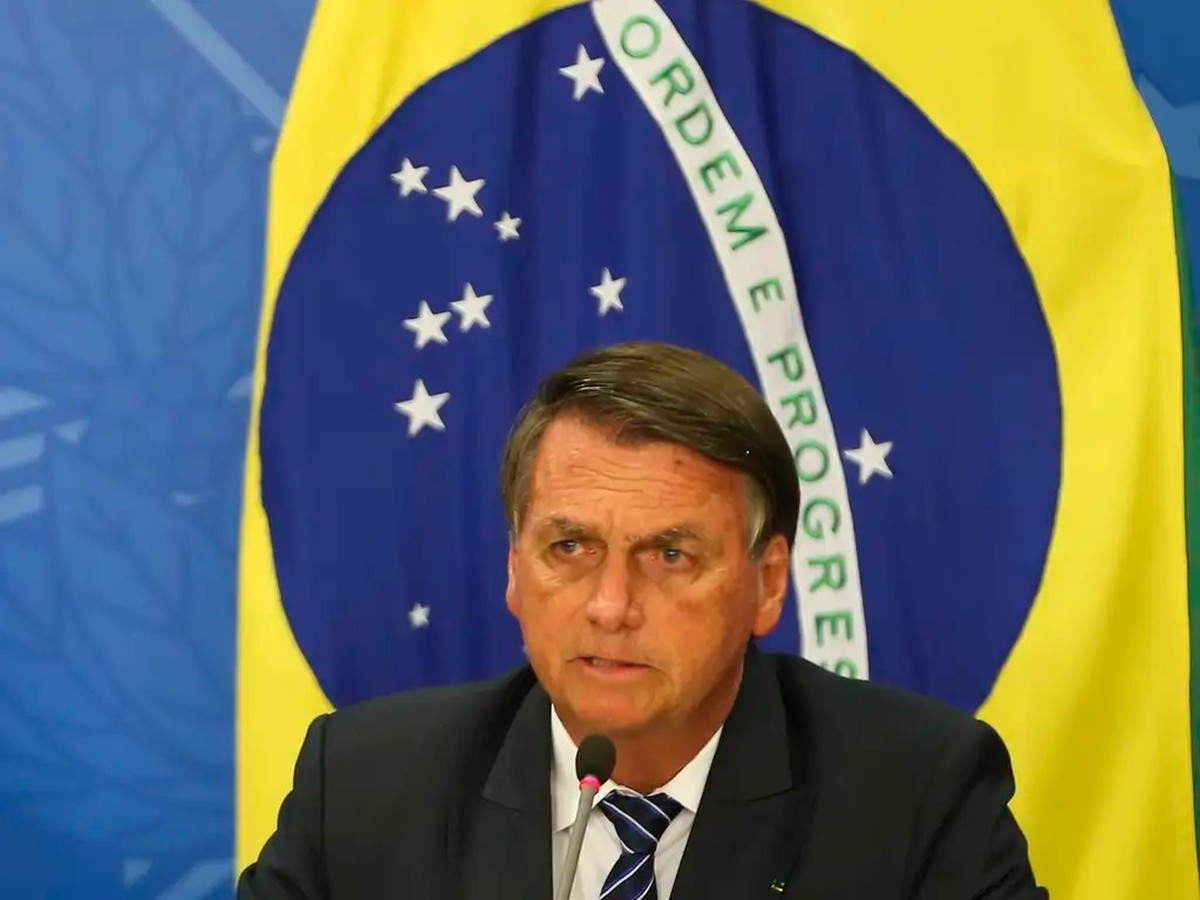 Bolsonaro retorna ao centro cirúrgico após novas crises de soluços