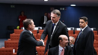 Ex-presidente Jair Bolsonaro cumprimenta Mauro Cid, seu ex-ajudante de ordens — Foto: Ton Molina