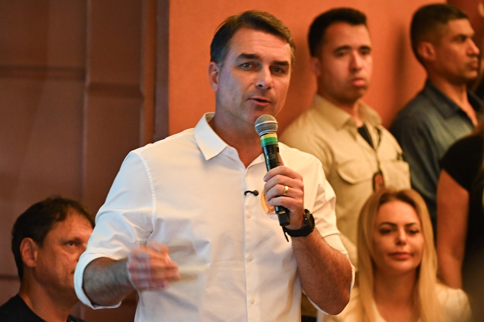 Flávio Bolsonaro em almoço com prefeitos em São Paulo — Foto: Niyi Fote/Thenews2/Agência O Globo