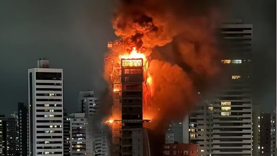 Incêndio atinge prédio em construção no Recife
