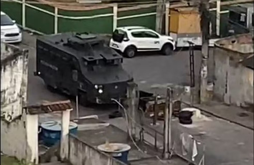 VÍDEO: moradora e dois PMs ficam feridos durante operação no Complexo ...