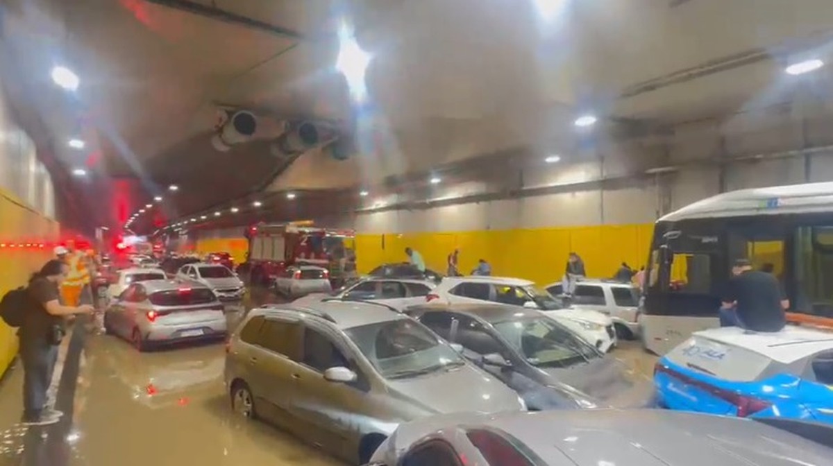 Heavy rain floods São Paulo tunnel, trapping drivers and buses