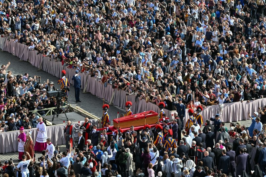 Corpo do papa Francisco é levado em procissão.