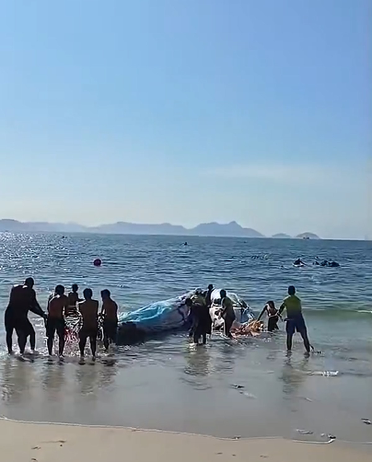 VÍDEO: queda de balão assusta banhistas e causa correria em Copacabana