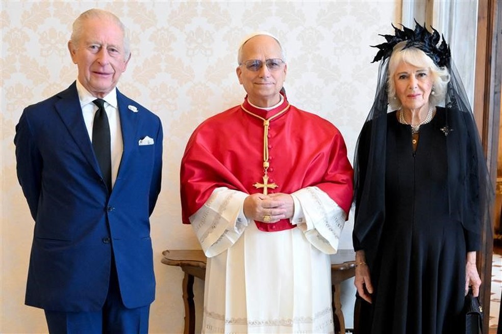 Rei Charles III e Camilla ao lado de papa Leão XIV. — Foto: Divulgação/Vaticano