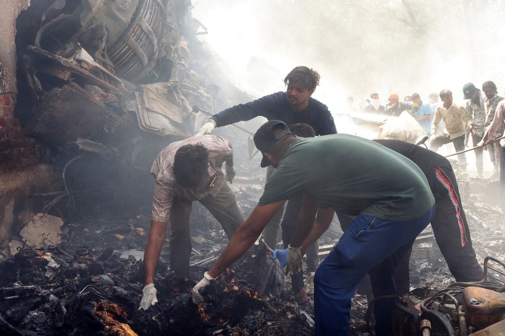 Resgate após queda de avião na Índia. — Foto: Sam PANTHAKY / AFP