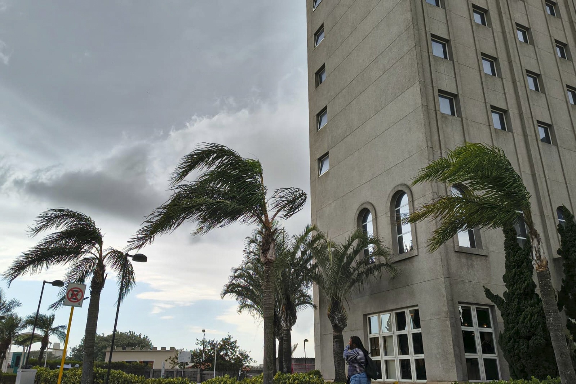 Defesa Civil emite alerta severo para ventos e chuva em SP; uma pessoa morre em Santos