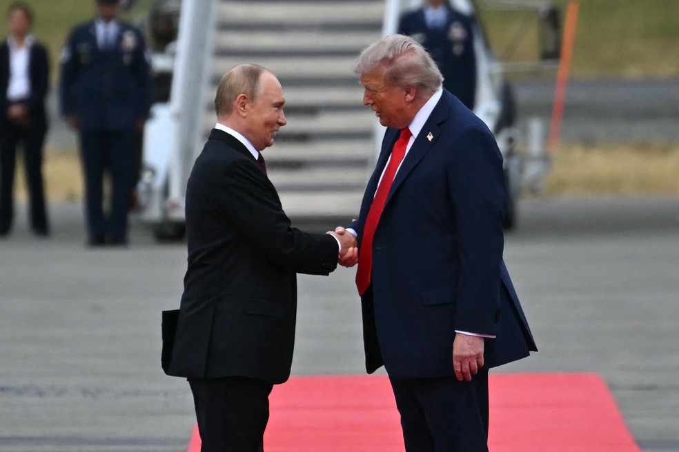 Putin e Trump na Base Conjunta Elmendorf-Richardson, em Anchorage (Alasca) — Foto: ANDREW CABALLERO-REYNOLDS / AFP