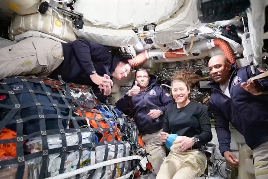 Astronautas da Artemis II se tornam os humanos a chegarem o mais longe da  Terra na história