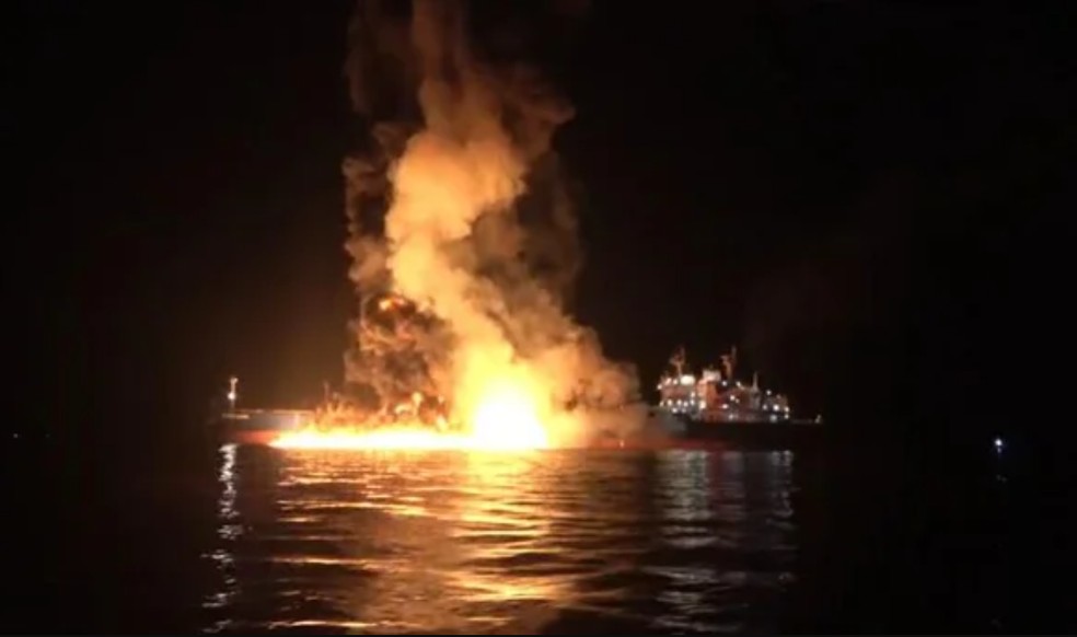 Navio americano atacado no Golfo Pérsico. — Foto: Reprodução/Tasnim
