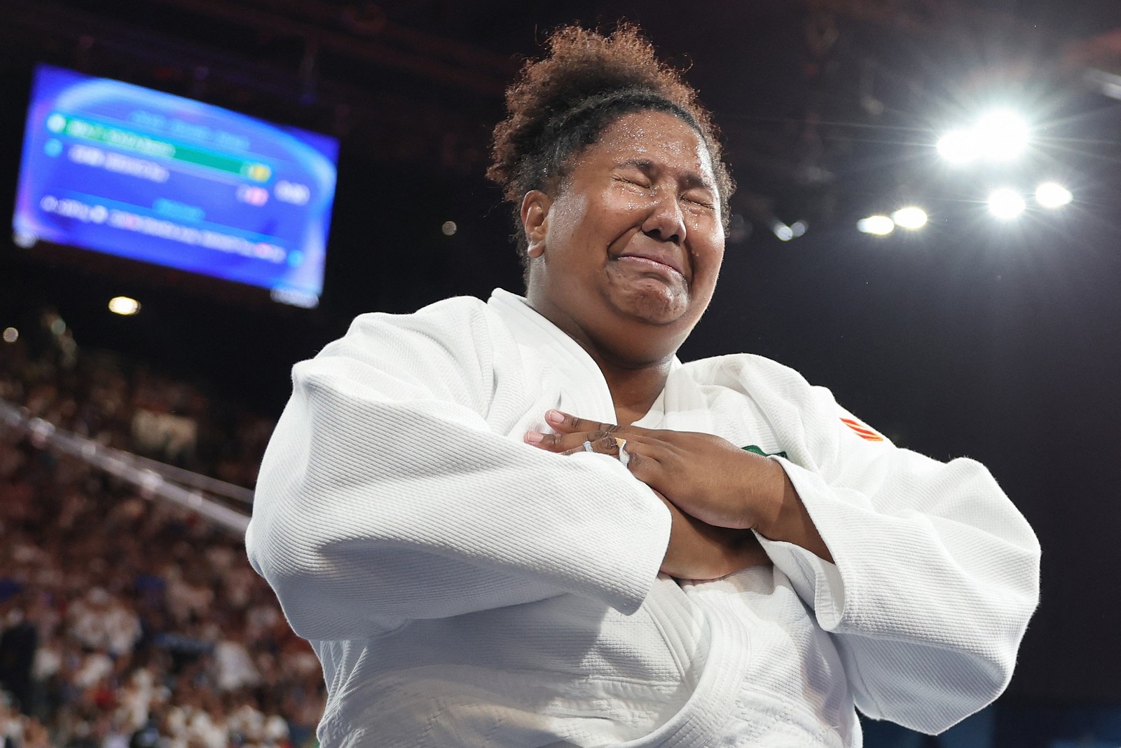 Beatriz Souza chora após conquistar o ouro em luta contra judoca israelense.  — Foto: Jack GUEZ/AFP