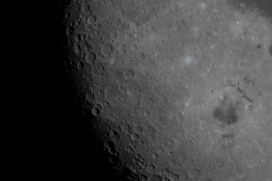 Bacia lunar divulgada pela Artemis II.