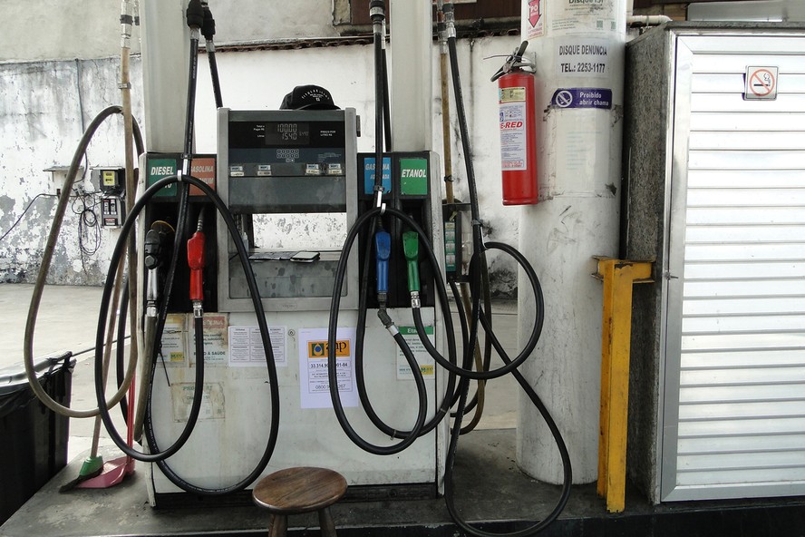 Petrobras anuncia aumento no preço da gasolina vendida para ...