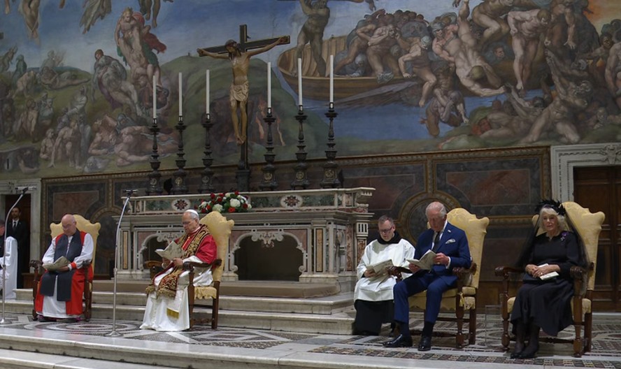 Reza do papa Leão XIV e do rei Charles III na Capela Sistina.