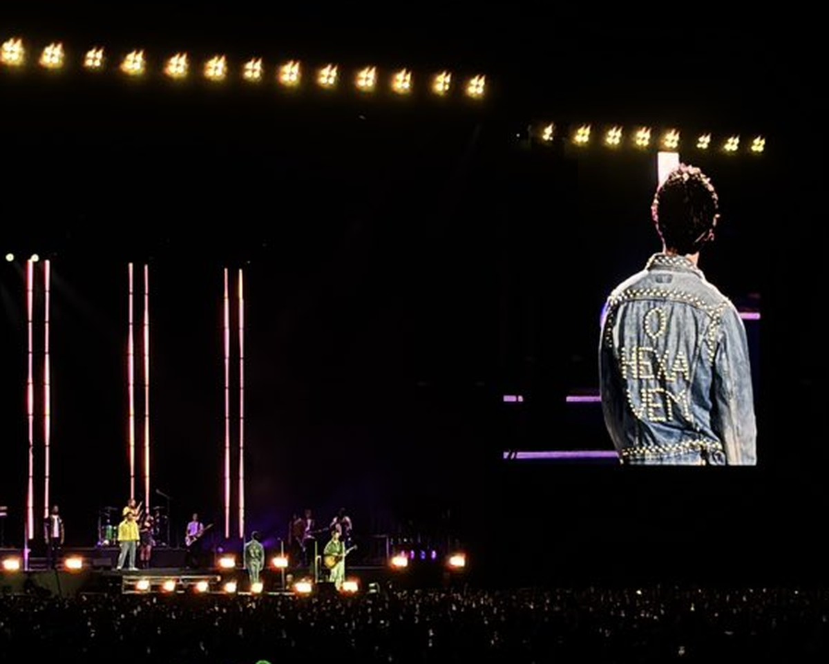 Joe Jonas vestindo jaqueta com a frase 'O Hexa Vem' durante show em São Paulo