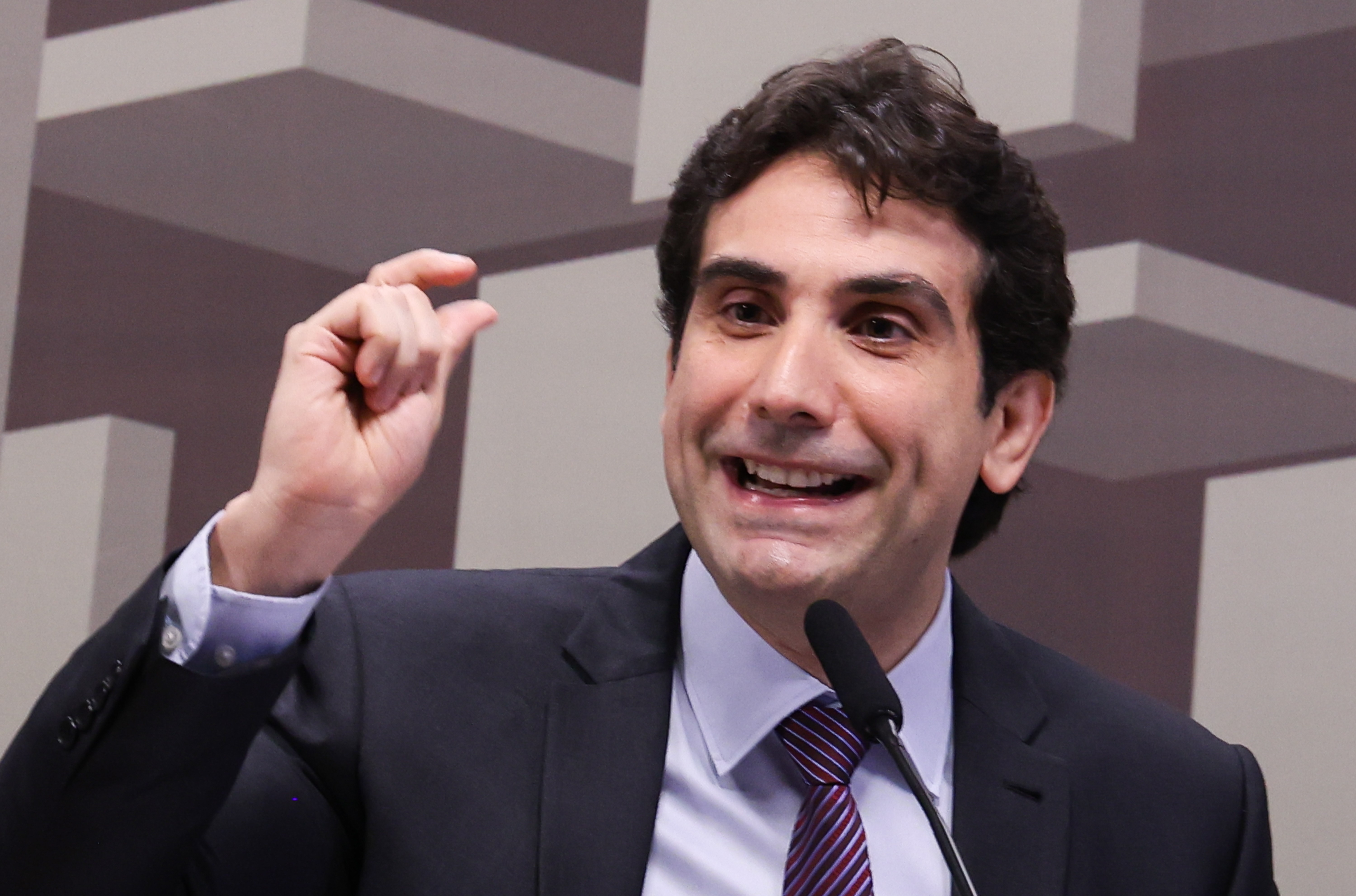 Em meio a ataques dos EUA, Galípolo sai em defesa do PIX e defende avanços na modalidade de pagamento - QTU Questões do Universo