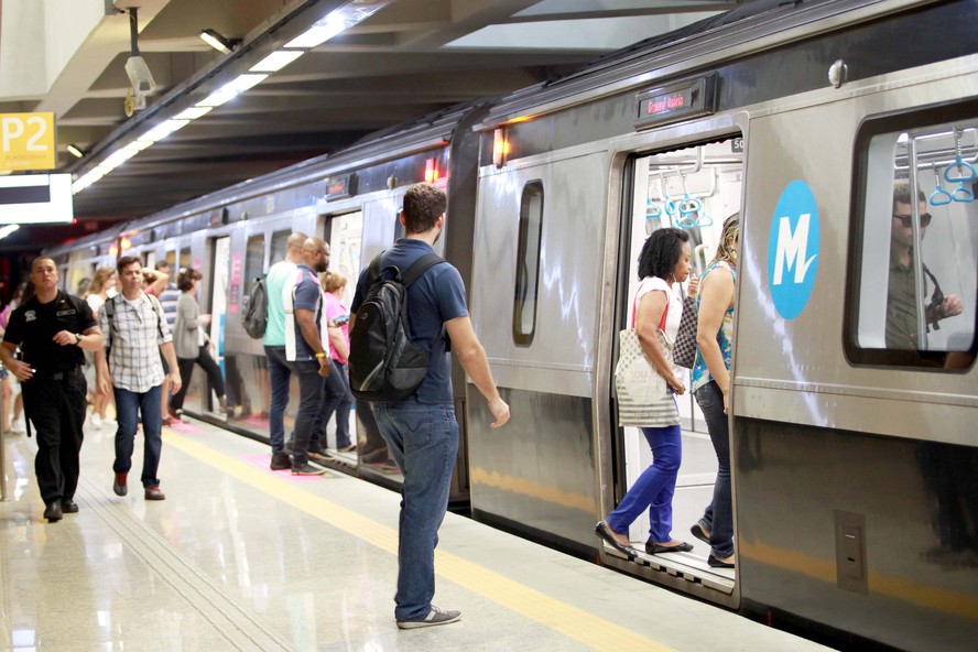 Passageiros embarcam no metrô do Rio de Janeiro.