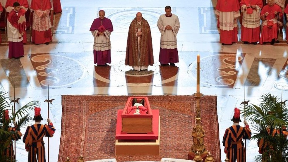 Corpo do papa Francisco na Basílica de São Pedro. — Foto: Reprodução/Vatican Media