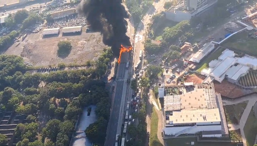 Avião caiu em avenida de São Paulo