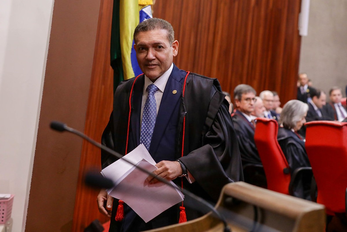 TSE deve referendar decisão sobre suspensão de pesquisa que mostra queda de Flávio Bolsonaro