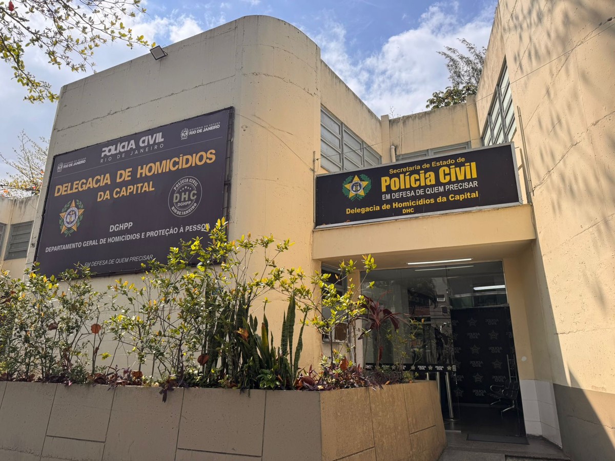 Mulher é morta a facadas no Engenho de Dentro, Zona Norte do Rio; ex-namorado foi baleado e preso 