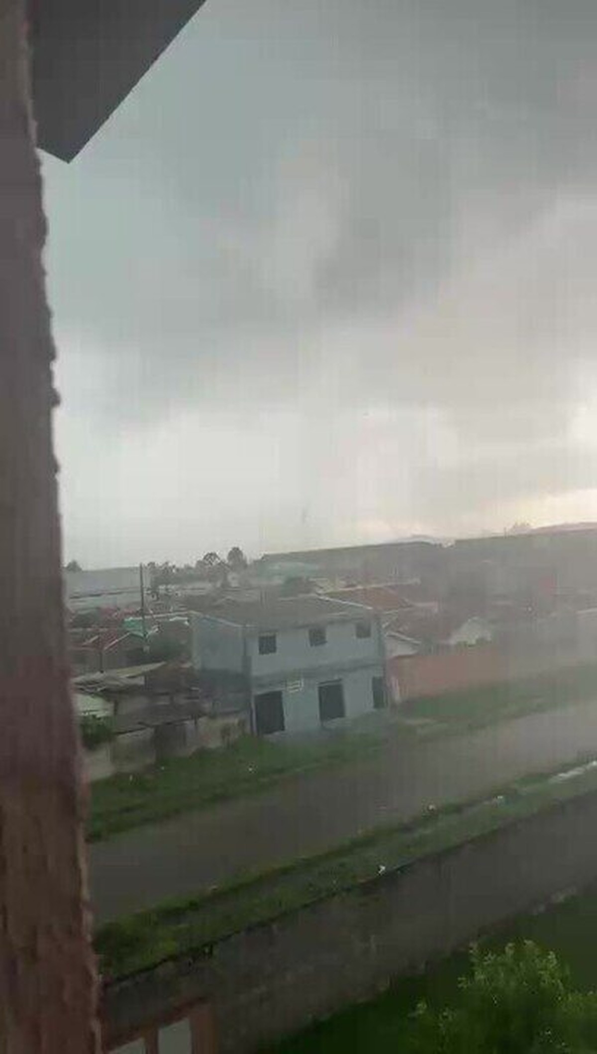 VÍDEO: Tornado atinge São José dos Pinhais, na região metropolitana de Curitiba