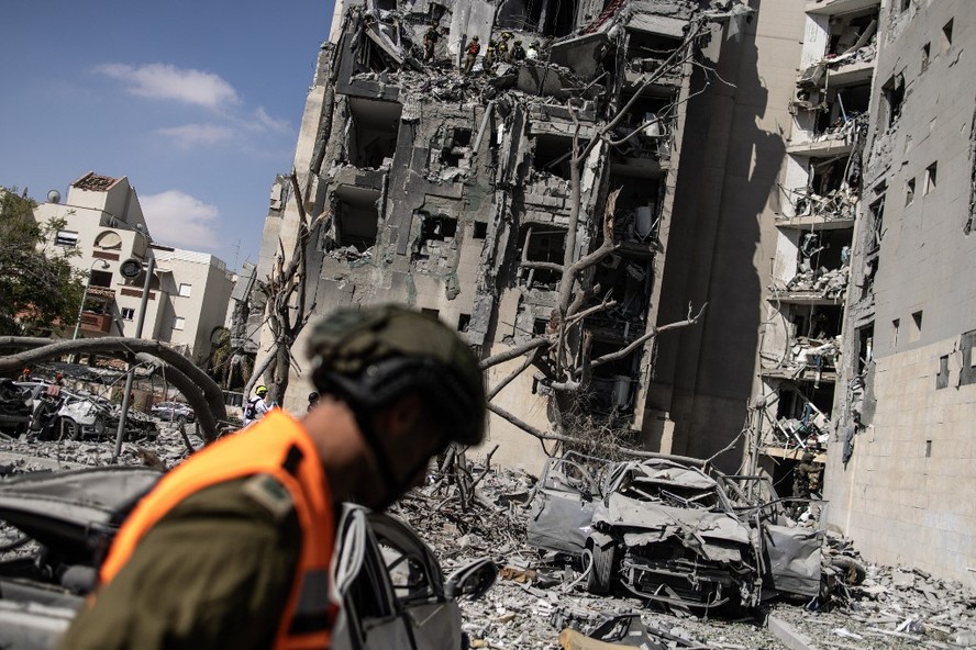 Prédio destruído em Beersheba, em Israel, após ataque do Irã durante cessar-fogo.