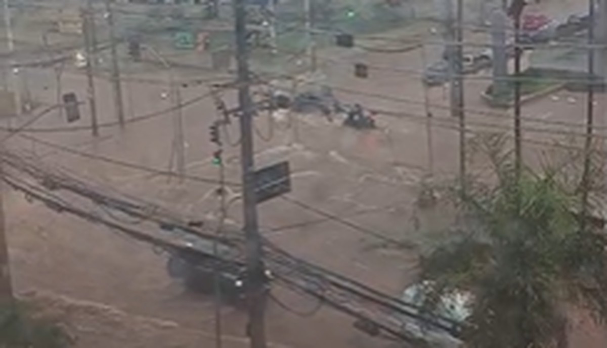 Cidade de São Paulo está em alerta para alagamentos; veja vídeos da chuva