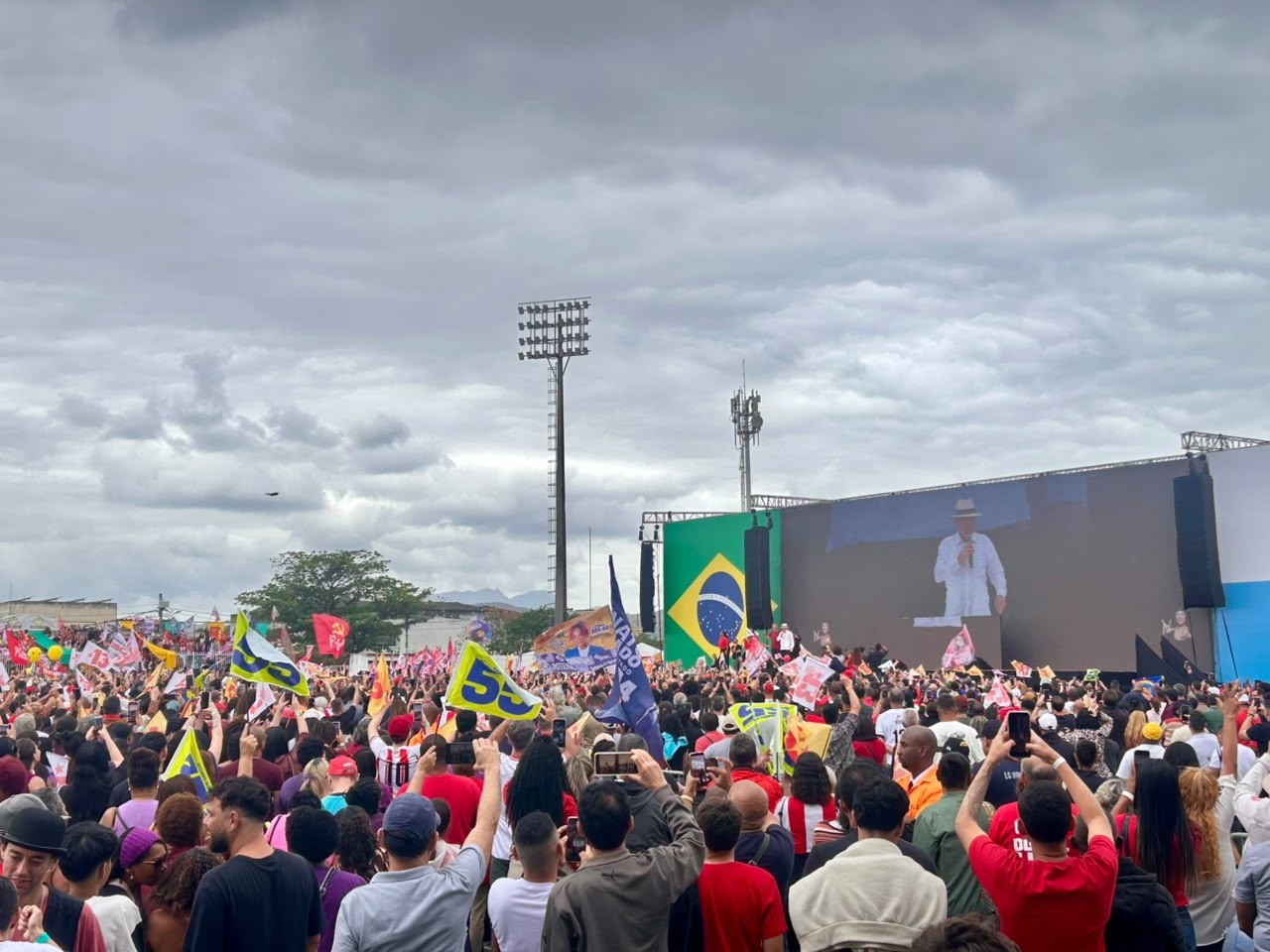 Em campanha no Rio, Lula diz que está cansado de ouvir Trump e Putin falarem em guerra - QTU Questões do Universo