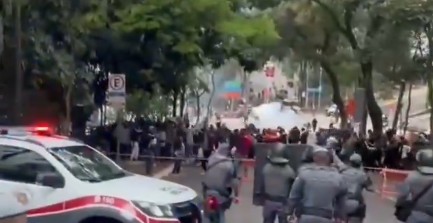 PM usa bombas de gás lacrimogêneo para conter confusão entre grupos no ato de 7 de Setembro em SP - Foto