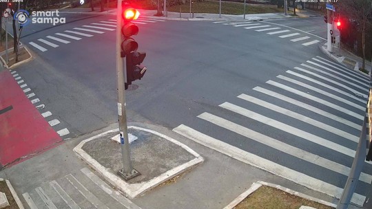 Vídeo mostra momento em que Porsche com Gato Preto ultrapassa sinal vermelho e bate em outro carro