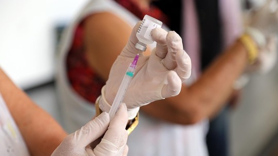 Um mês após início da vacinação, apenas 23% do público prioritário tomaram a vacina da gripe