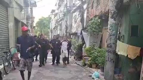 VÍDEOS: operação mira Comando Vermelho em Duque de Caxias, na Baixada Fluminense